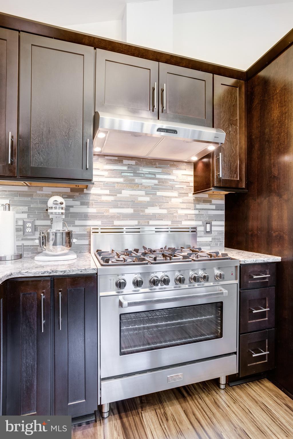 5513 Yorkshire Street Springfield, VA 22151 - Photo 10 of 32 Featuring a Verona 5 Burner Range with Convection