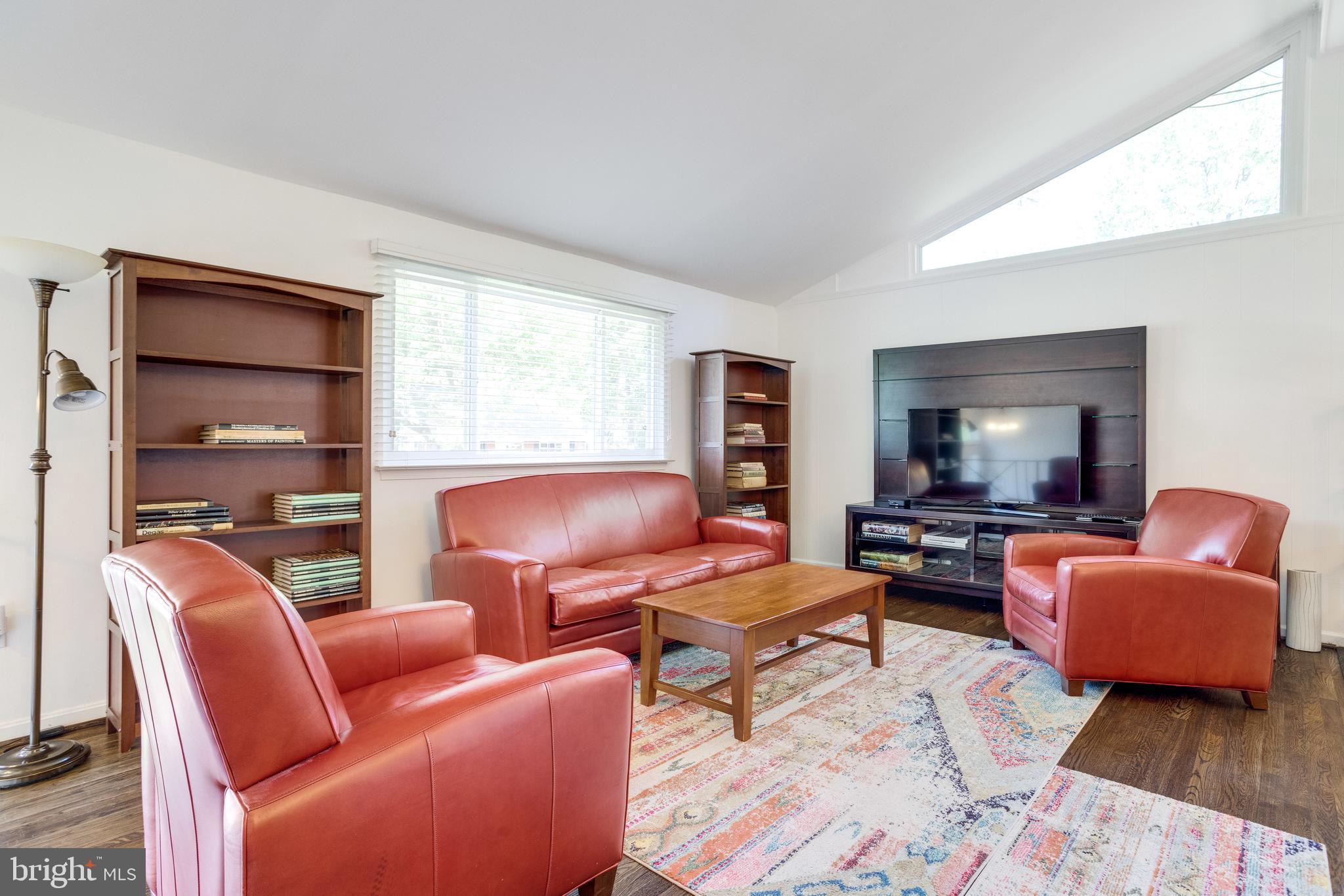 5513 Yorkshire Street Springfield, VA 22151 - Photo 3 of 32 Bright and Cheery Interior
