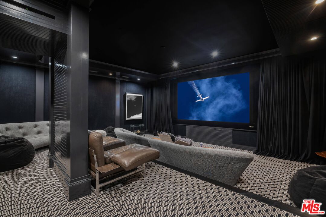 1701 Westridge Road Los Angeles, CA 90049 - Photo 35 of 36 a living room with furniture