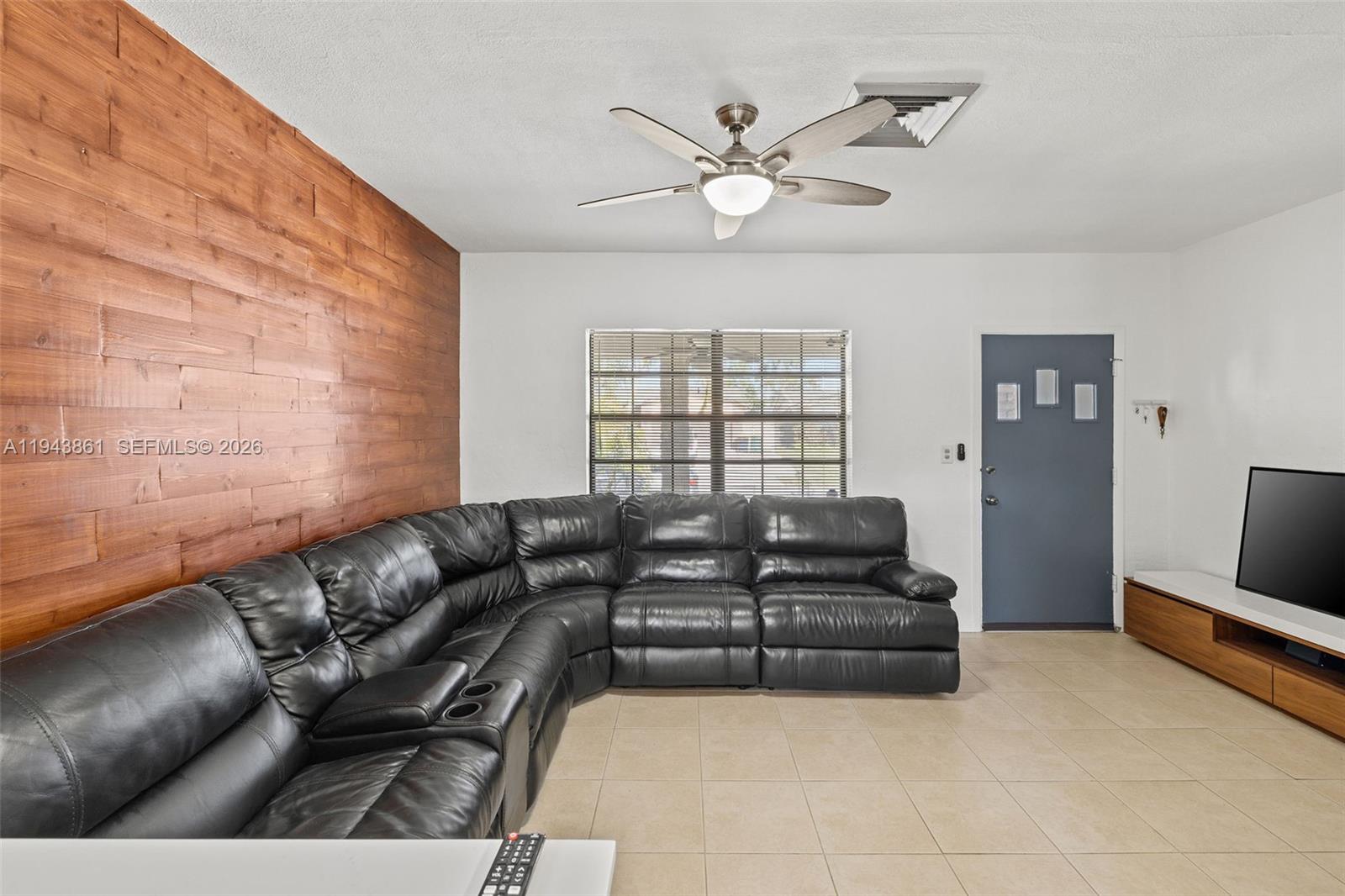 206 Southeast 5th Street Dania Beach, FL 33004 - Photo 10 of 26 a living room with furniture