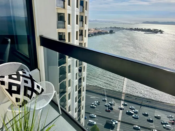 $3,900 | 6363 Christie Avenue, Unit 2513, Emeryville, CA 94608