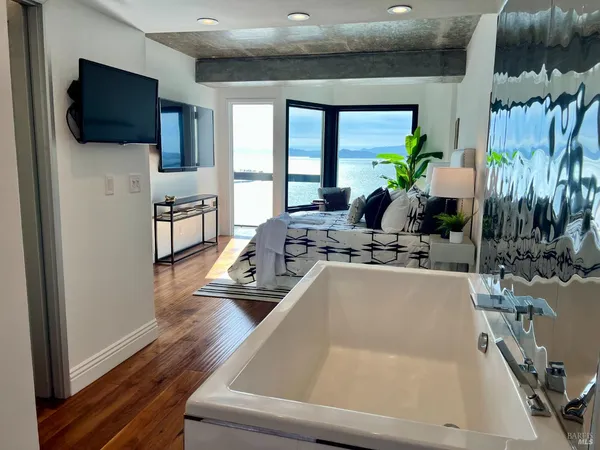 $3,900 | 6363 Christie Avenue, Unit 2513, Emeryville, CA 94608