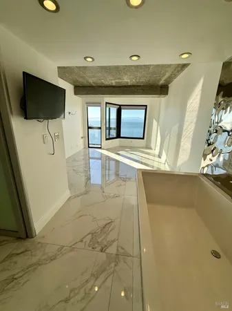 $3,900 | 6363 Christie Avenue, Unit 2513, Emeryville, CA 94608