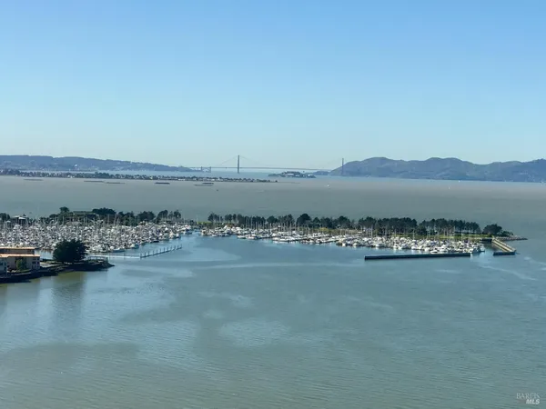 $3,900 | 6363 Christie Avenue, Unit 2513, Emeryville, CA 94608