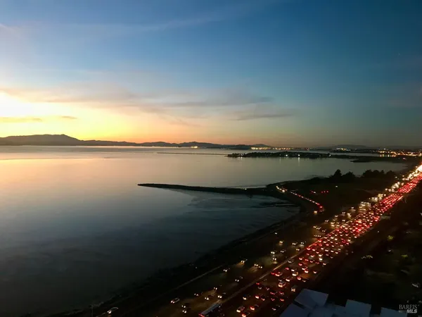 $3,900 | 6363 Christie Avenue, Unit 2513, Emeryville, CA 94608