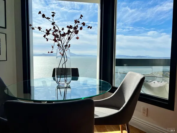 $3,900 | 6363 Christie Avenue, Unit 2513, Emeryville, CA 94608