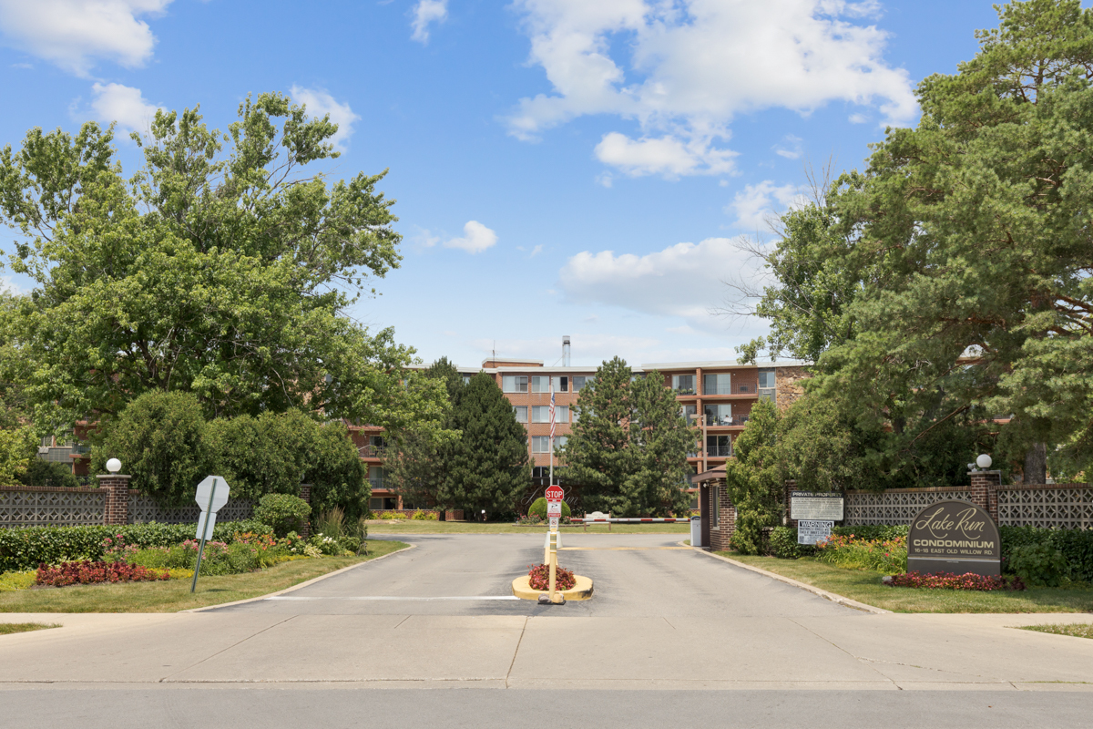 16 East Old Willow Road, Unit 202S Prospect Heights, IL 60070 - Photo 3 of 25