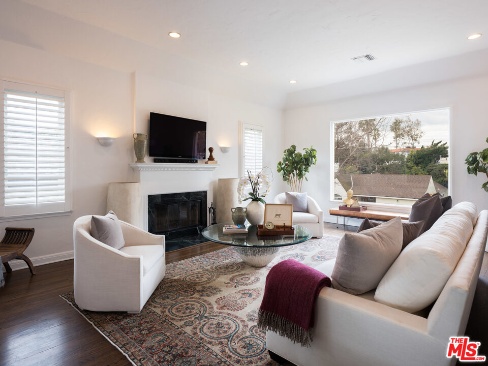 10558 Putney Road Los Angeles, CA 90064 - Photo 3 of 31 Gallery Image 3