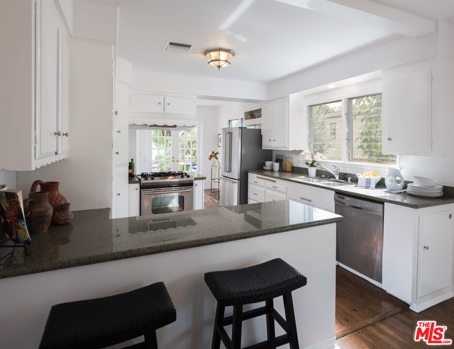 10558 Putney Road Los Angeles, CA 90064 - Photo 9 of 31 Gallery Image 9
