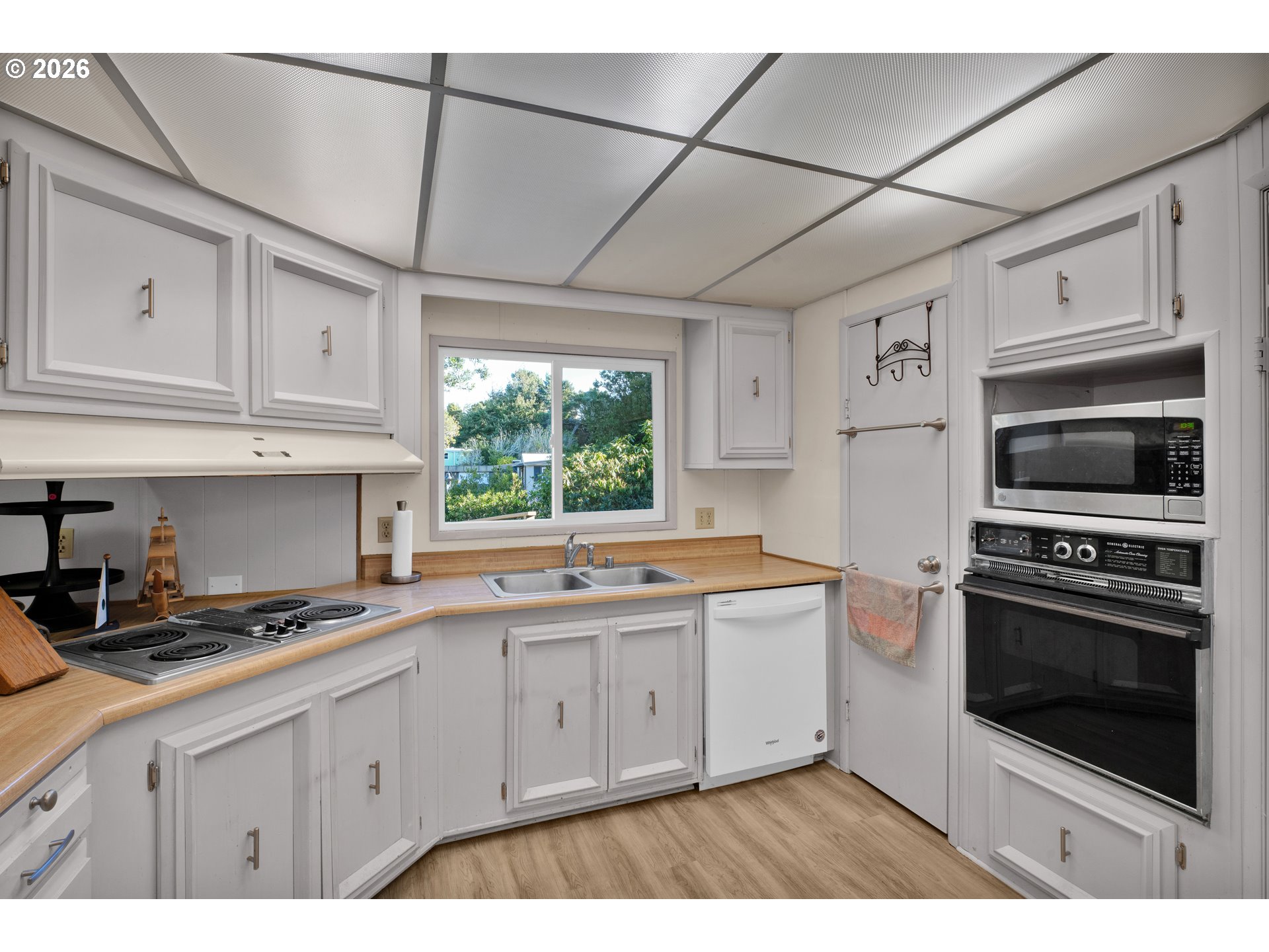 1601 Rhododendron Drive, Unit 534 Florence, OR 97439 - Photo 17 of 48 a kitchen with stainless steel appliances granite countertop a stove a sink and a microwave