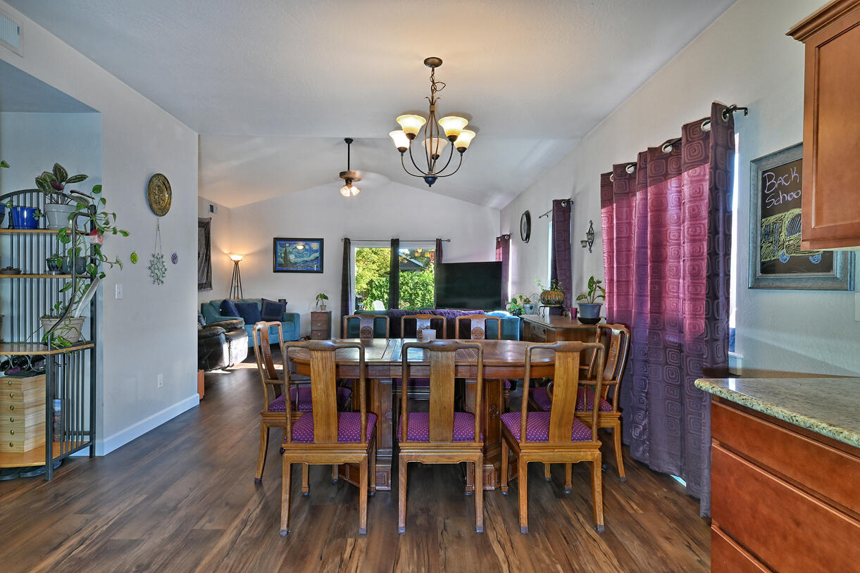 3625 Hilsinger Road Phoenix, OR 97535 - Photo 9 of 26 DSC_0519