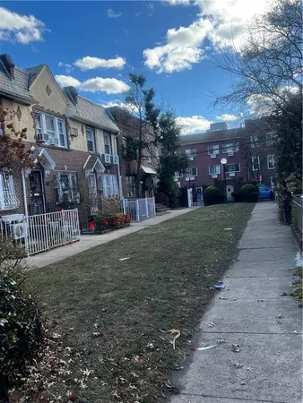 a view of a yard in front of house
