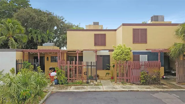 $425,000 | 1640 West Golfview Drive, Pembroke Pines, FL 33026