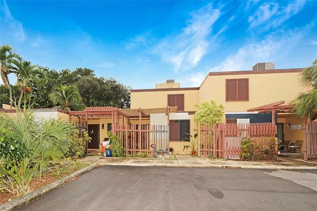 $425,000 | 1640 West Golfview Drive, Pembroke Pines, FL 33026