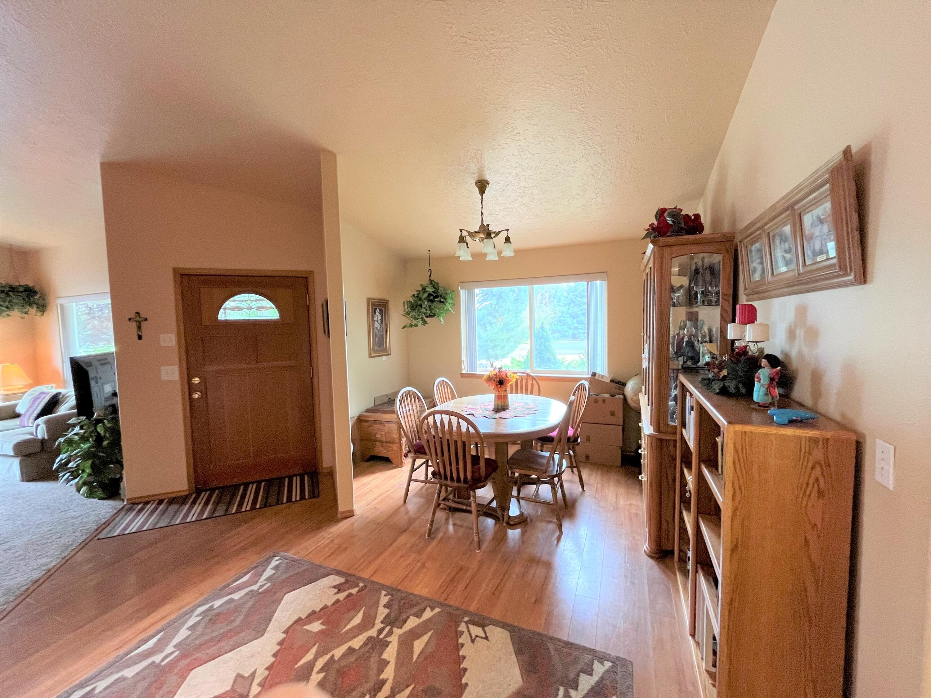 2825 Northeast Yellowpine Road Prineville, OR 97754 - Photo 5 of 25 Dining room