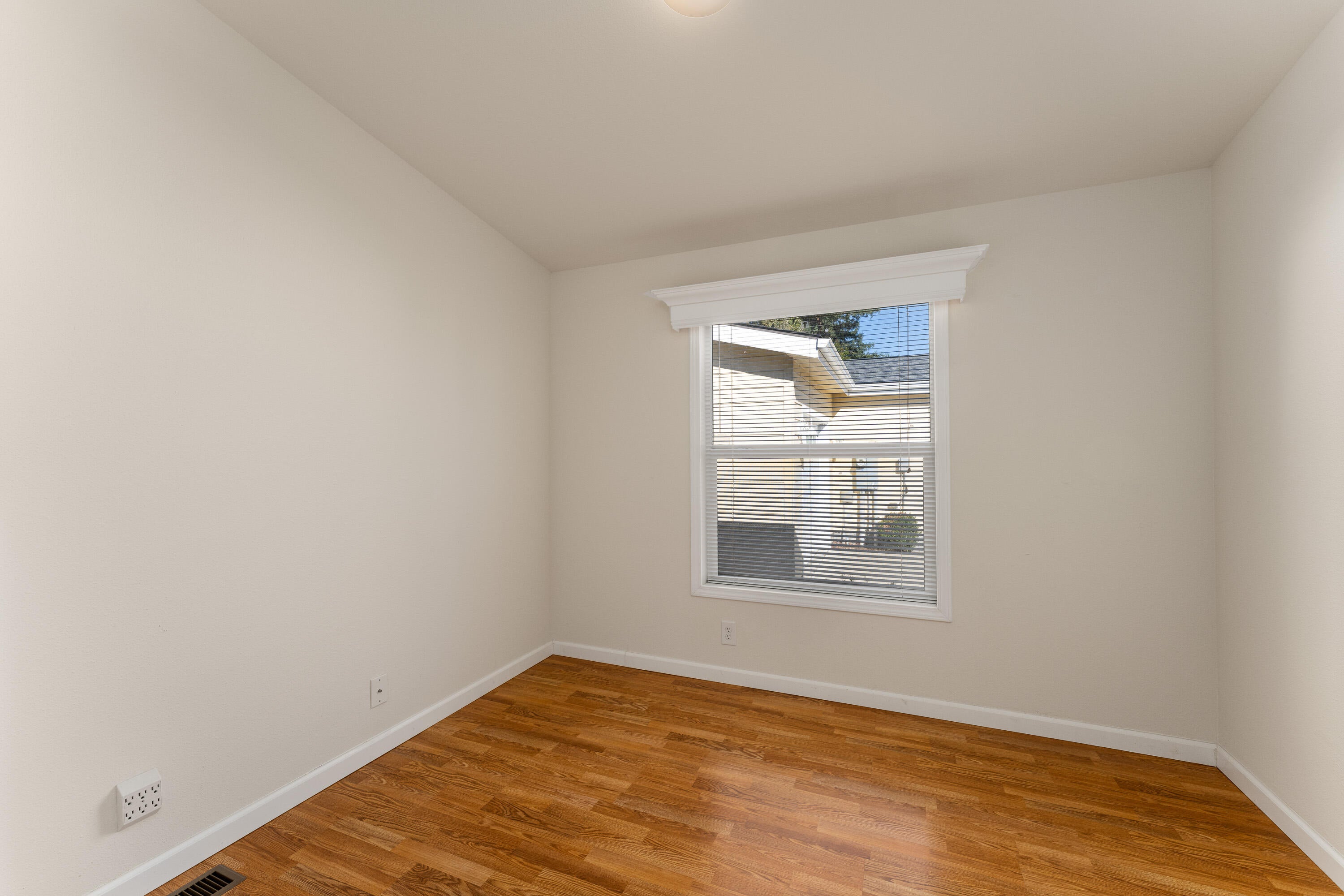 780 Kings Way Grants Pass, OR 97526 - Photo 13 of 24 INT (8 of 15)