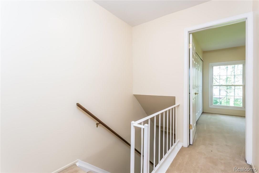 1270 Kings Cove Court Rochester, MI 48306 - Photo 15 of 32 014-Landing-4769756-medium.jpg