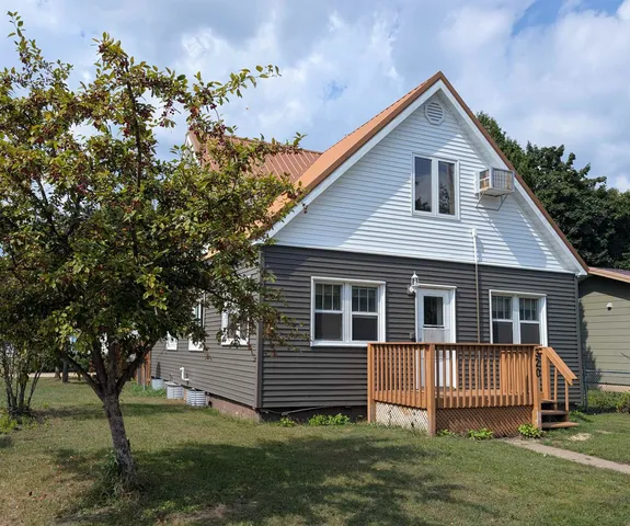 $199,000 | 320 Wisconsin Avenue, Boscobel, WI 53805