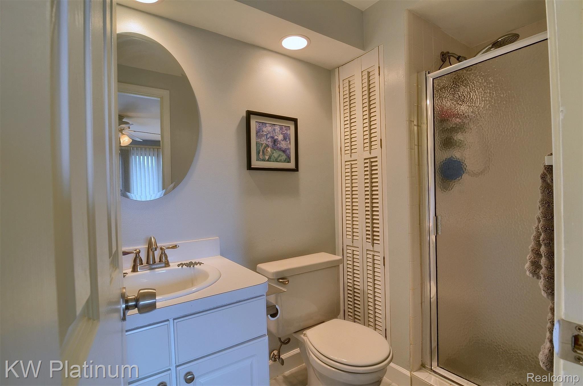 1986 Pondview Court Rochester, MI 48309 - Photo 20 of 37 20-Master Bathroom.jpg