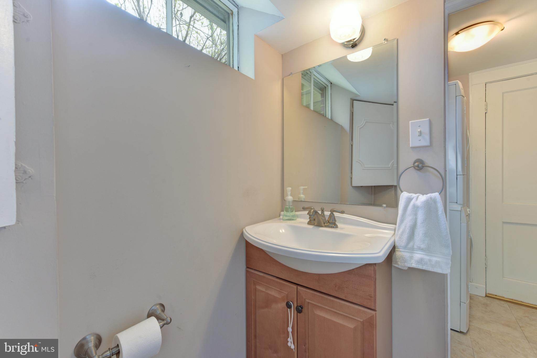 7309 Dunston Street Springfield, VA 22151 - Photo 27 of 37 Lower Level Powder Room. So Fresh!