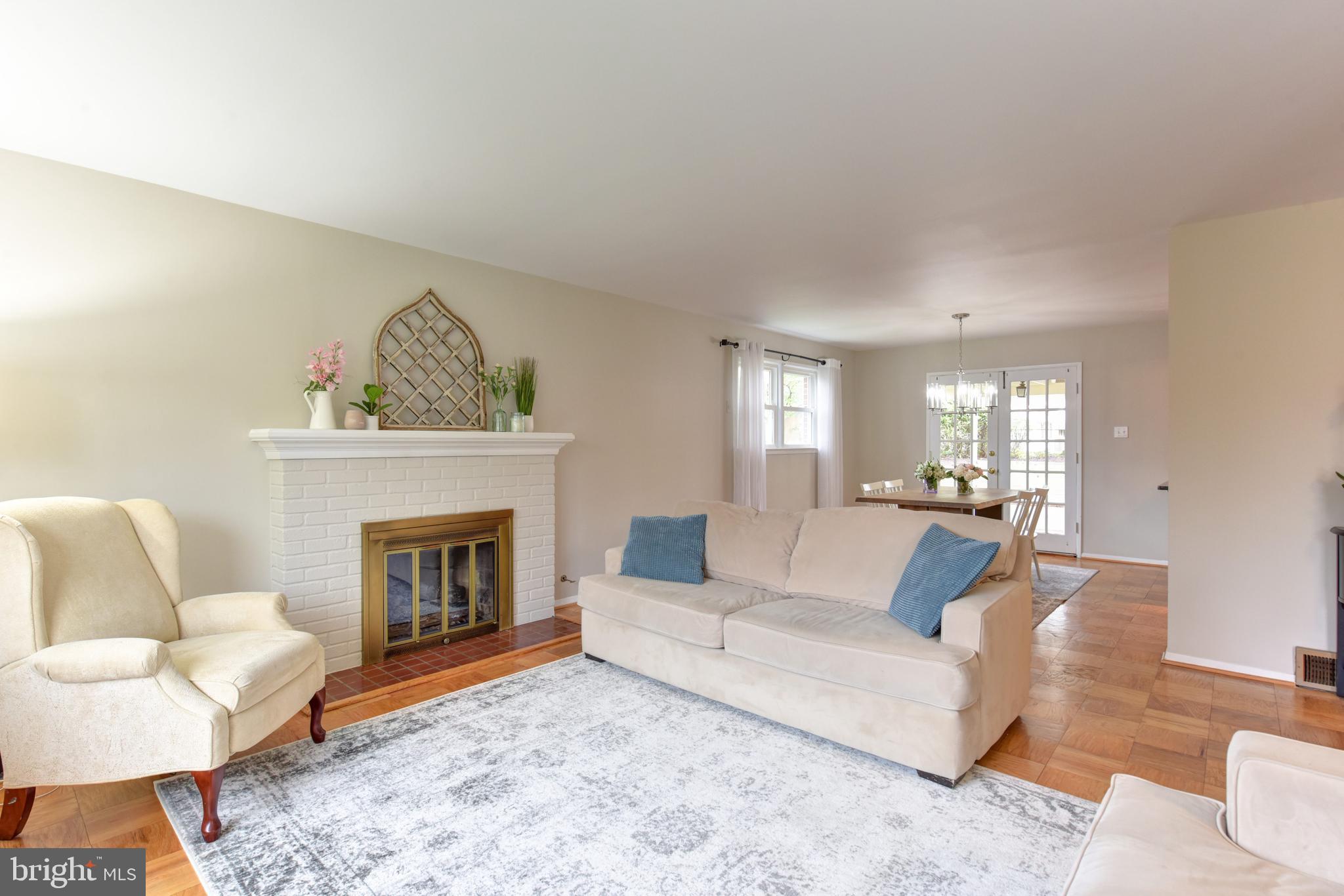 7309 Dunston Street Springfield, VA 22151 - Photo 5 of 37 Open & Bright front to back