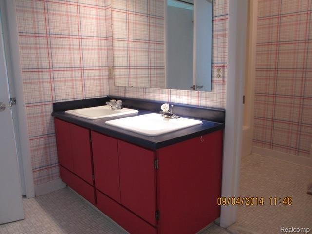 1571 Crooks Road Rochester, MI 48309 - Photo 11 of 18 JackJillBath.jpg