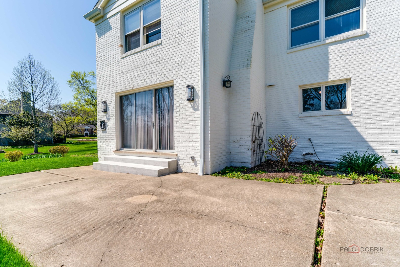 37 Forest Hills Road Lake Bluff, IL 60044 - Photo 47 of 52 a front view of a house with garden