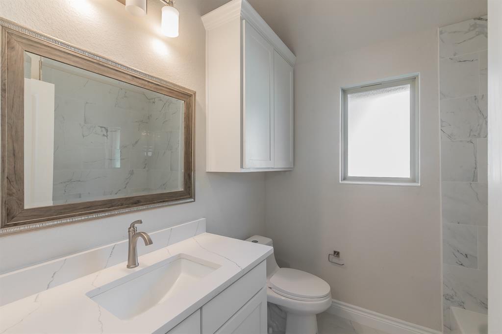 609 Keel Way Azle, TX 76020 - Photo 9 of 32 a bathroom with a sink toilet and mirror