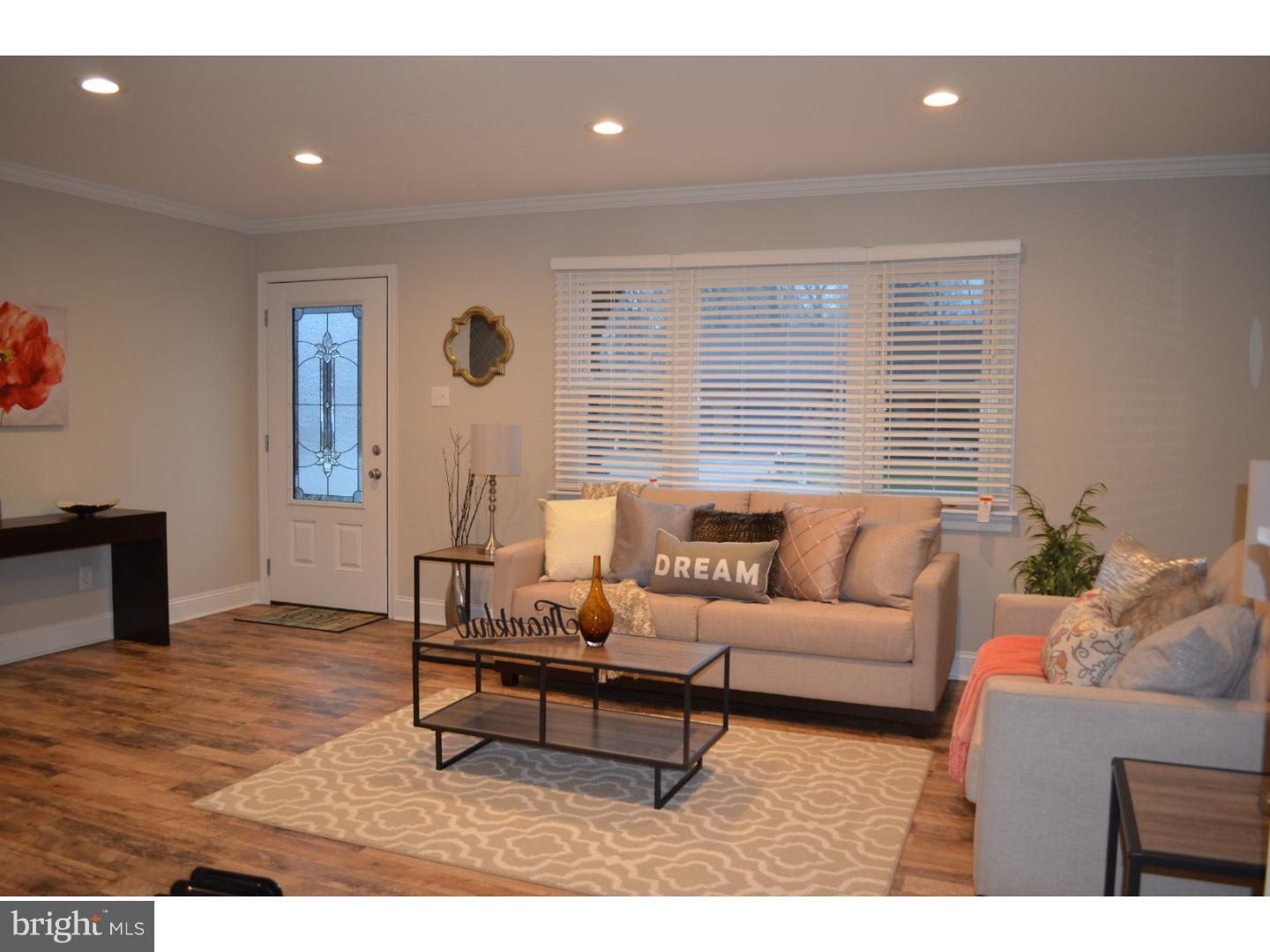 54 Harvard Road Pennsville, NJ 08070 - Photo 3 of 14 Living Room