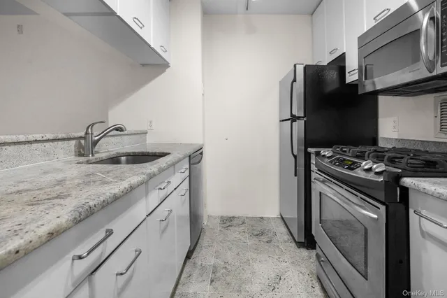 $2,650 | 4 Martine Avenue, Unit PH118, White Plains, NY 10606