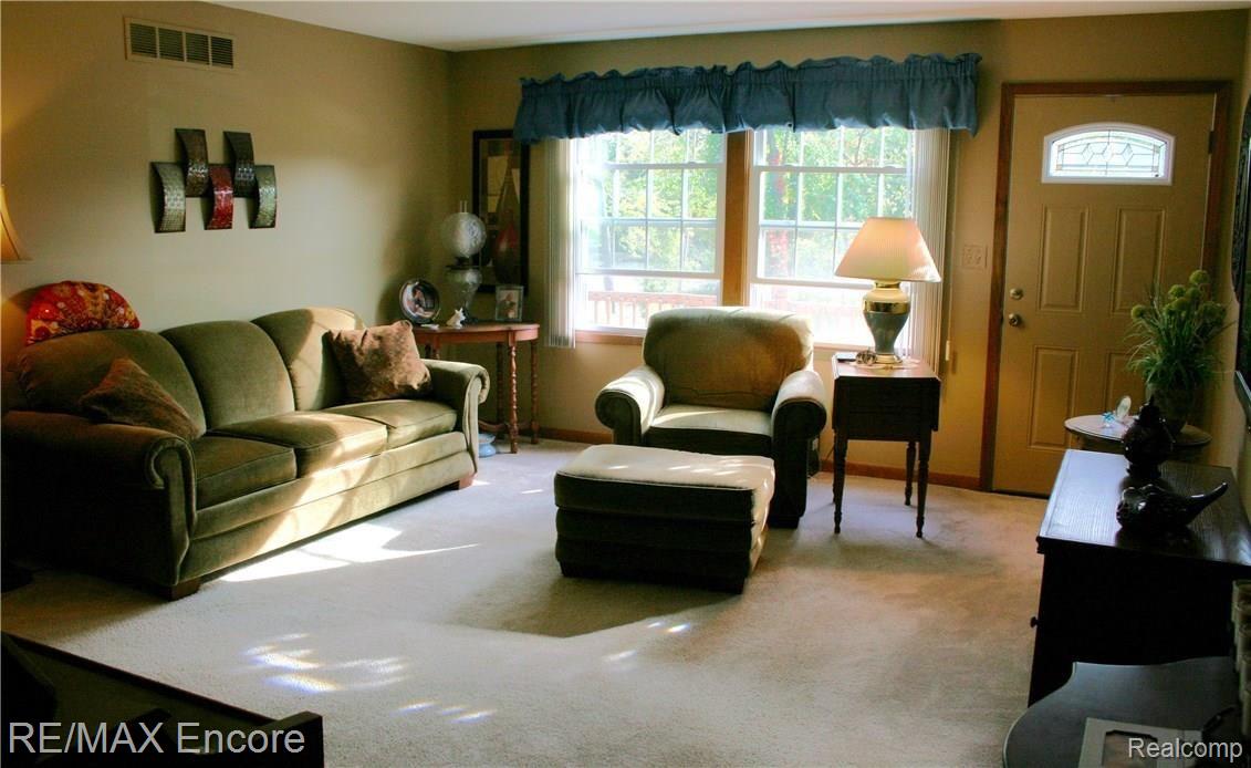 8657 Miller Road Clarkston, MI 48348 - Photo 13 of 44 IMG_2120.JPG