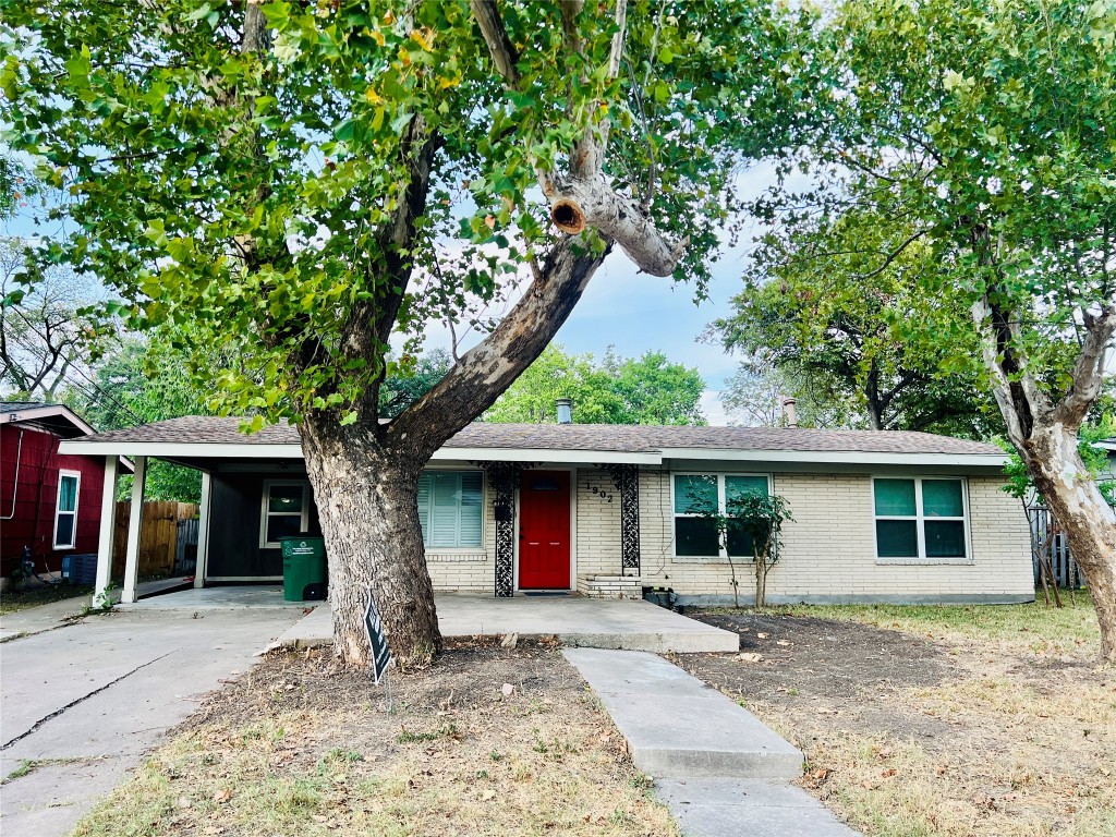 4 Bedroom/2 bathroom single story in Brentwood!