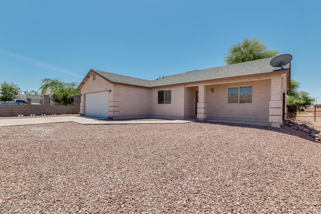 144 North Signal Butte Road Apache Junction, AZ 85120 - Photo 3 of 32 a view of garage and yard
