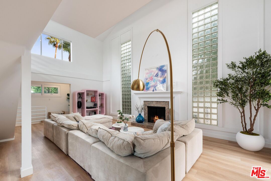 4041 Davana Road Sherman Oaks, CA 91423 - Photo 3 of 28