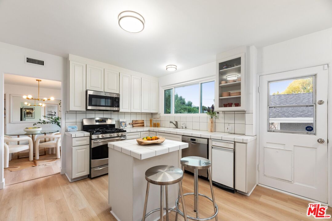 4041 Davana Road Sherman Oaks, CA 91423 - Photo 7 of 28