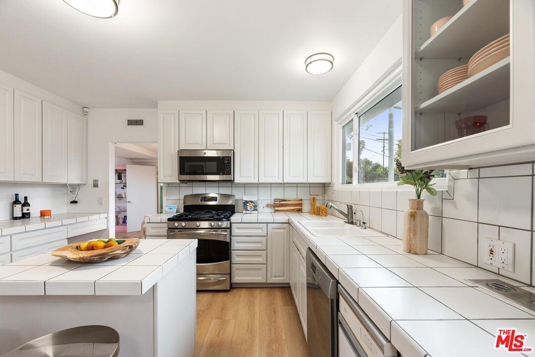 4041 Davana Road Sherman Oaks, CA 91423 - Photo 8 of 28