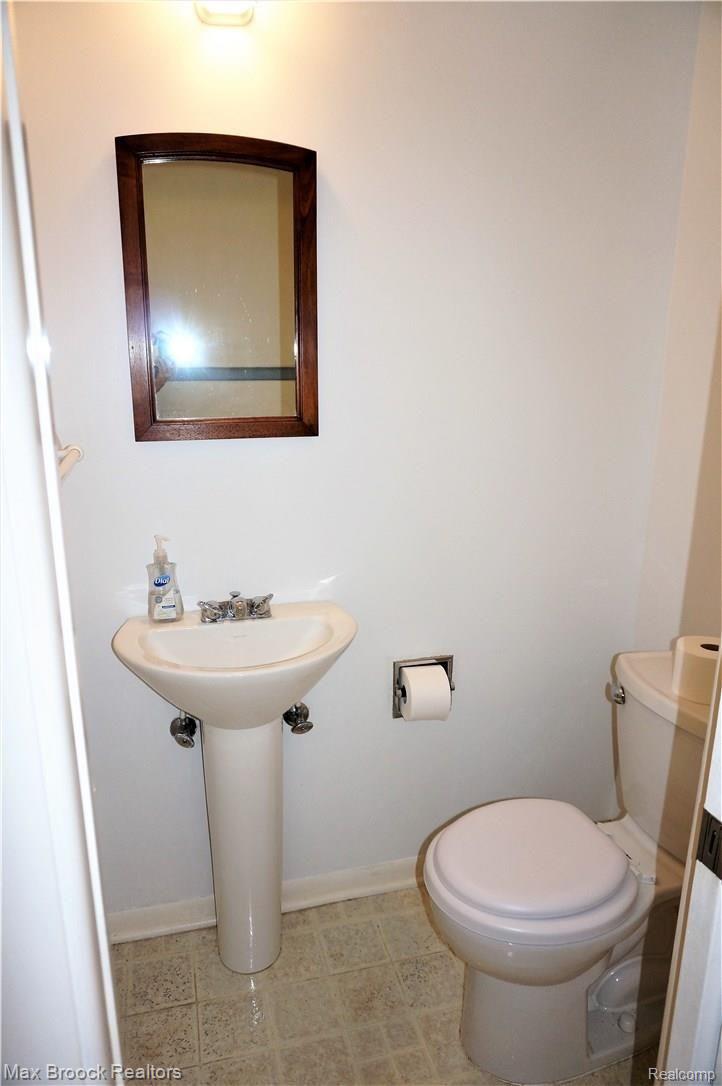 20210 Old Coach Road Franklin, MI 48025 - Photo 14 of 37 half bath.JPG