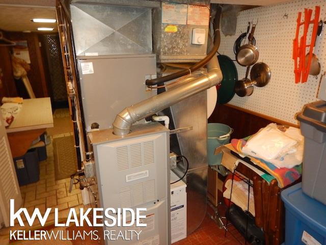 24524 Ridgecroft Avenue Eastpointe, MI 48021 - Photo 19 of 21 31298562-18.JPG