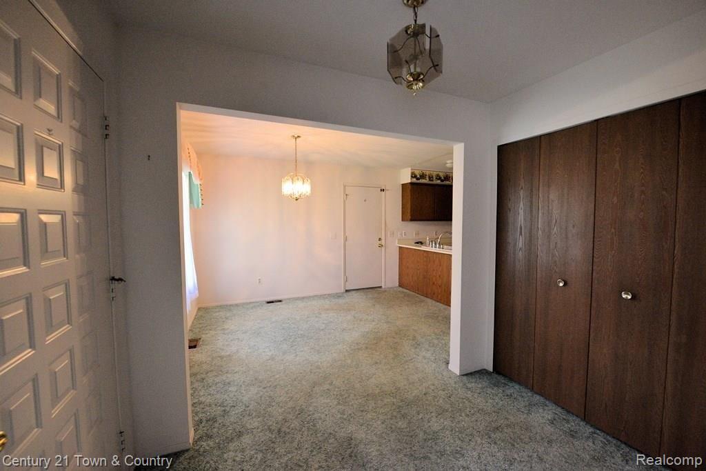 683 Tennyson, Unit 31 Rochester, MI 48307 - Photo 10 of 48 View to dining and kitchen
