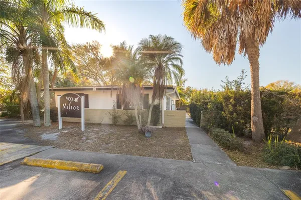 a view of a yard with a house