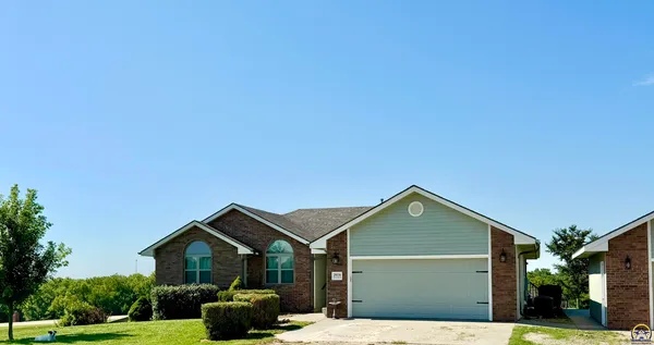 $549,900 | 28156 Country Breeze Drive, St. Marys, KS 66536