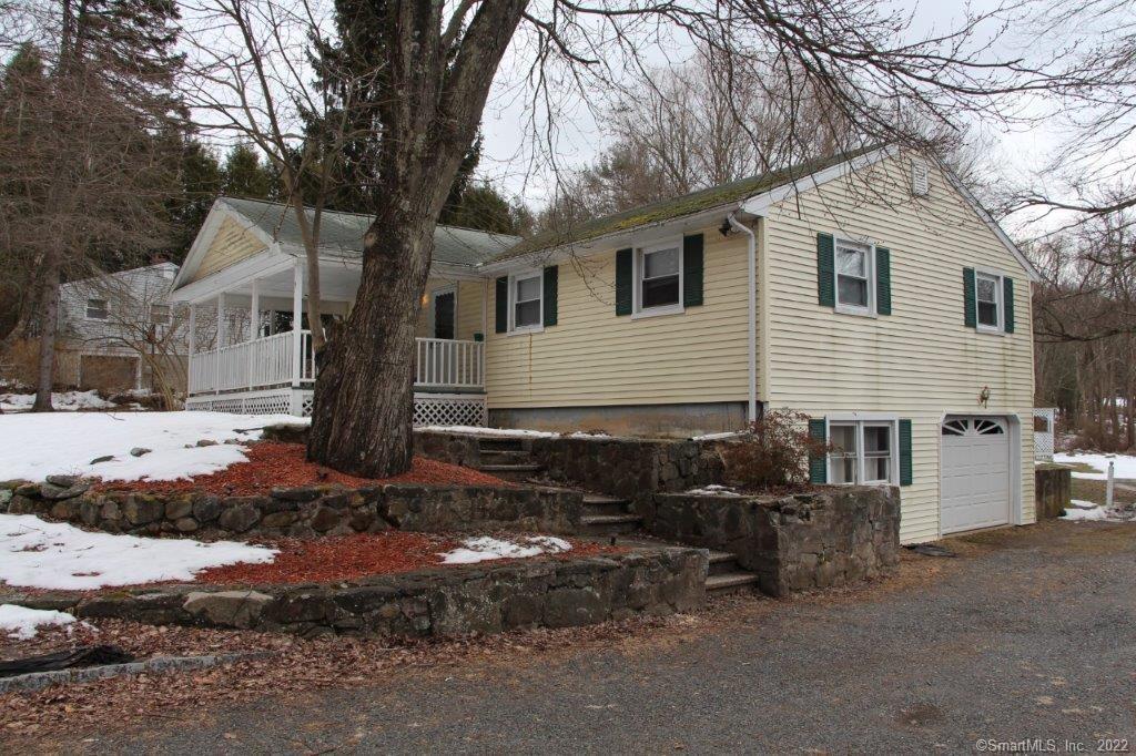 a view of a house with backyard