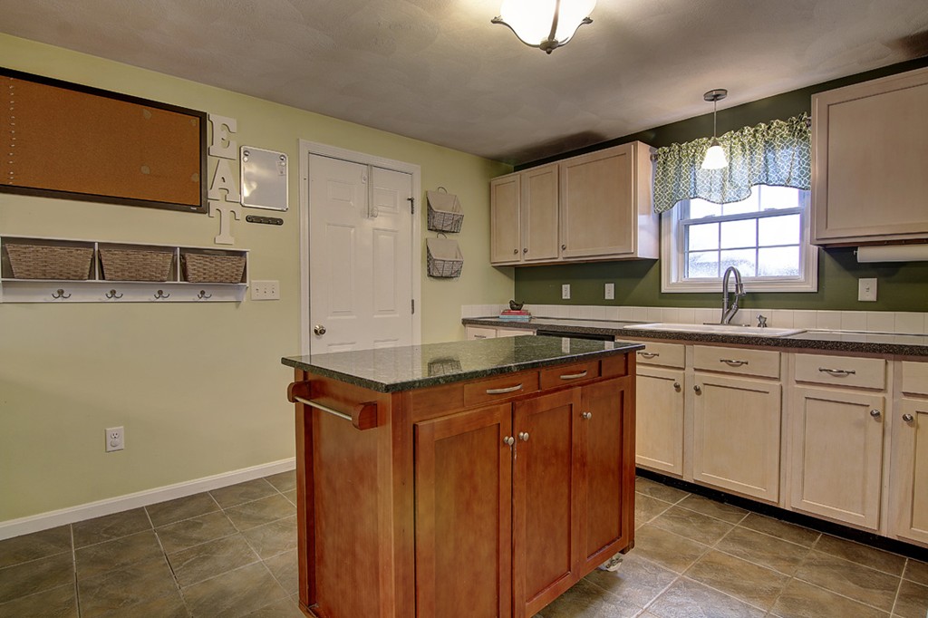 179 Lonsdale Farm Road Cumberland, RI 02864 - Photo 14 of 30 Gallery Image 14