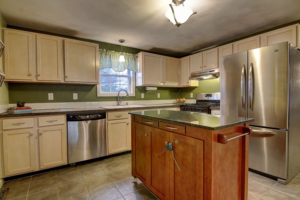 179 Lonsdale Farm Road Cumberland, RI 02864 - Photo 15 of 30 Gallery Image 15