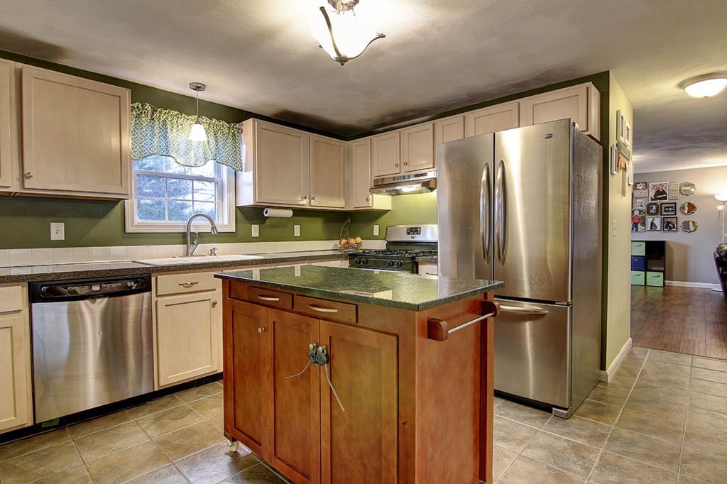 179 Lonsdale Farm Road Cumberland, RI 02864 - Photo 16 of 30 Gallery Image 16