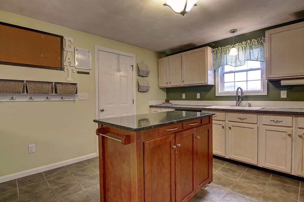 179 Lonsdale Farm Road Cumberland, RI 02864 - Photo 19 of 30 Gallery Image 19