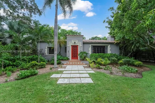a view of a house with a yard