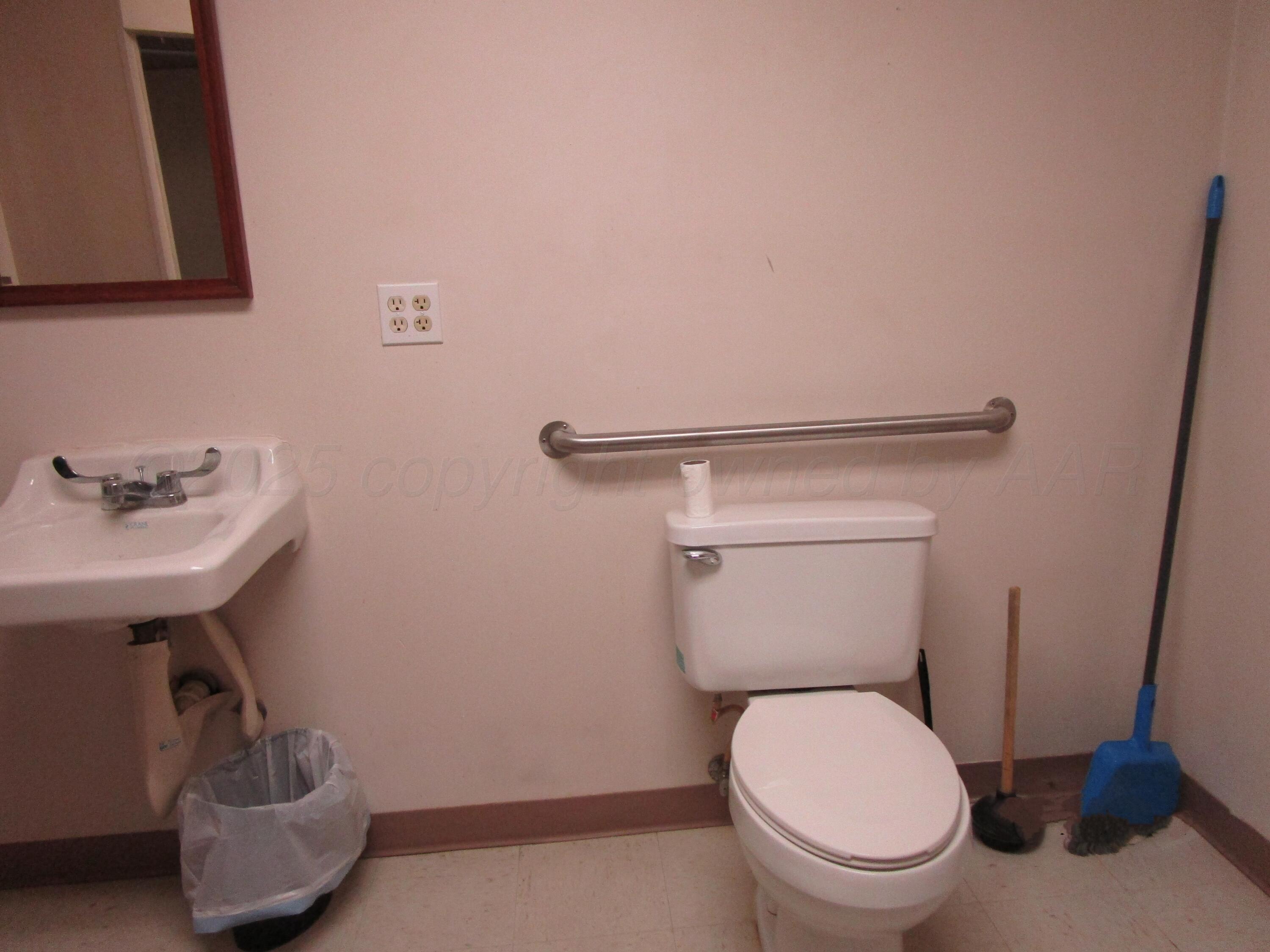 702 Deahl Street Borger, TX 79007 - Photo 6 of 7 Bathroom