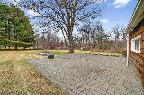a view of yard with trees