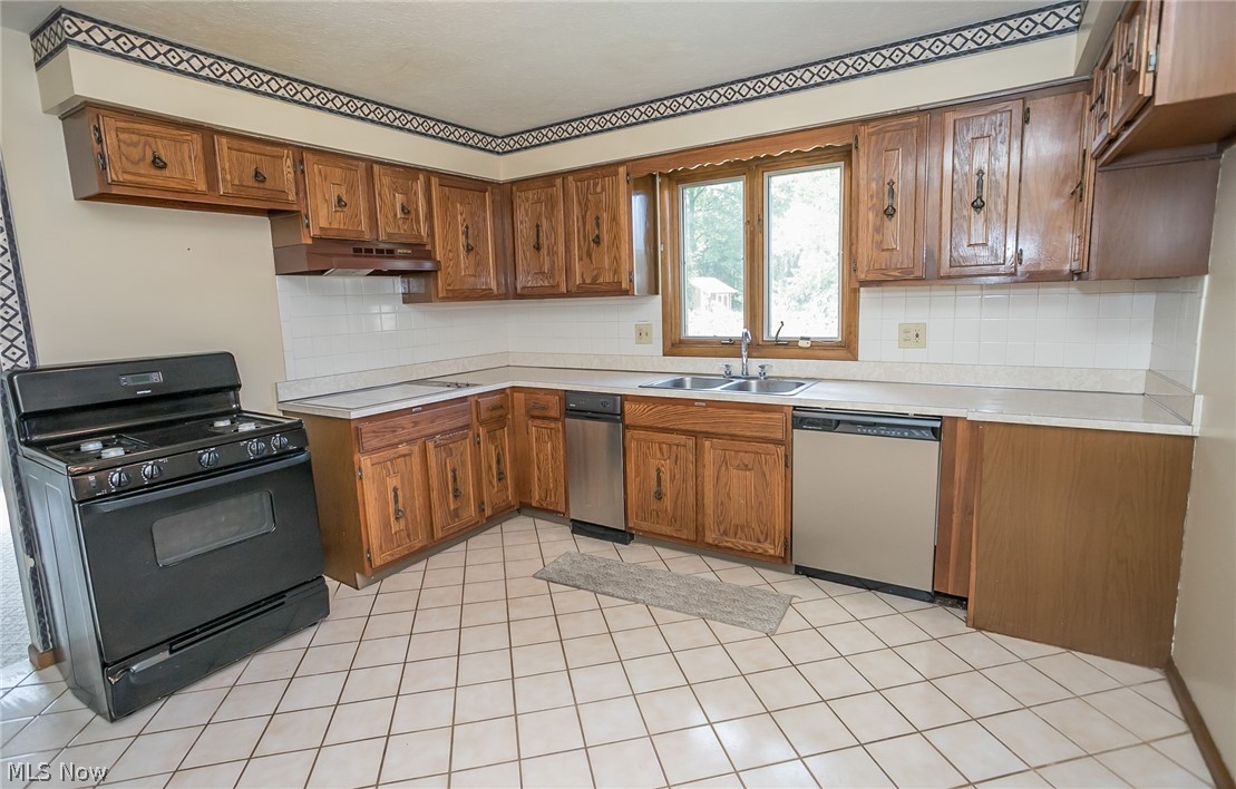 27616 Highland Road Cleveland, OH 44143 - Photo 3 of 25